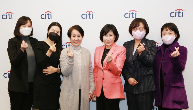 왼쪽에서 네번째가 유명순 은행장, 세번째가 윤여순 박사.