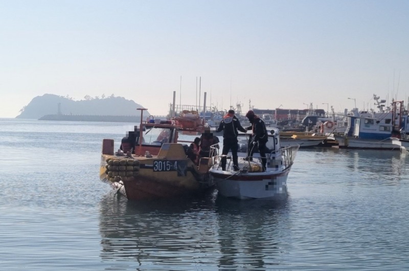 목포해경이 추진기에 부유물이 감긴 모터보트 대상으로 안전관리를 실시하고 있다. (사진제공 = 목포해양경찰서)