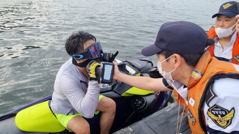 여수해경이 수상레저객 음주측정을 하고있다. (사진제공 = 여수해양경찰서)