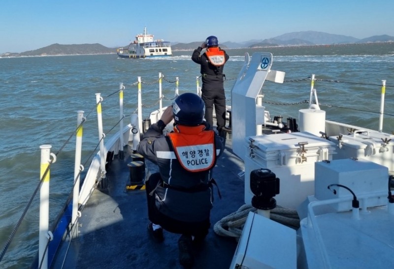 완도해양경찰서는 ‘제20대 대통령 선거’투표함 안전호송을 위해 노화도 등 9개의 도서지역에 경비함정과 연안구조정을 투입했다고 밝혔다. (사진제공 = 완도군)