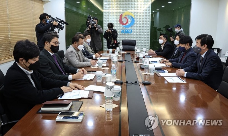 (서울=연합뉴스) 11일 오전 서울 강남구 KBO 사무실에서 열린 제4차 KBO 이사회에서 이사진들이 회의 시작을 기다리고 있다.이날 이사회에서는 신임 KBO 총재 선출 후보자를 결정할 계획이다. 신임 총재 후보자는 총회를 거쳐 정식 임명될 예정이다.