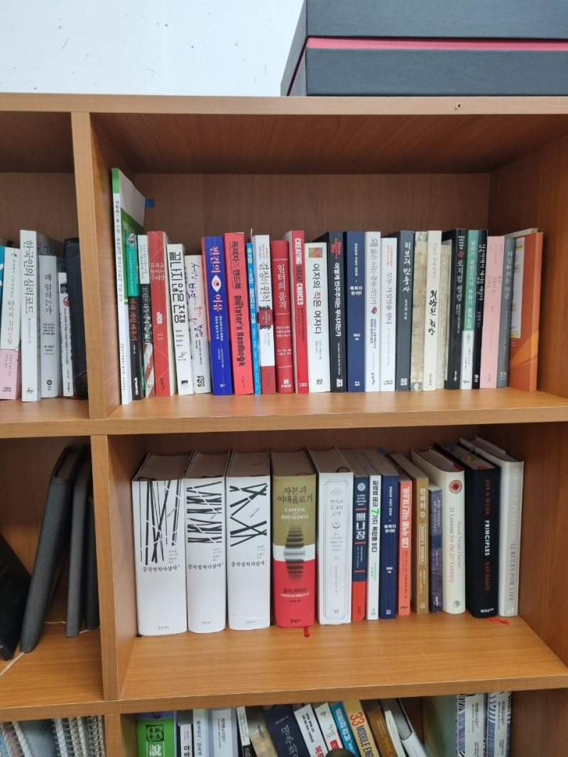  한때 문학청년을 꿈꿨던 김홍 회장 사무실 서가 모습. 지적 수준이 높은 전문 도서들이 많이 보인다. 