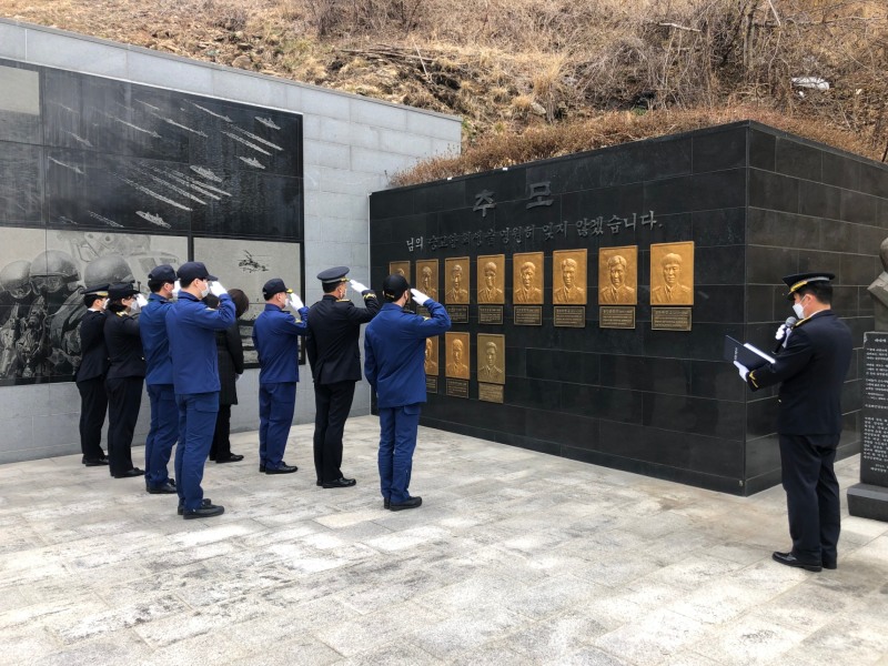 서해지방해양경찰청 소속 경찰관들이 11일 전남 여수 해양경찰교육원 충혼탑에서 열린 가거도 헬기사고 7주기 추모식에서 순직 경찰관들에 대한 경례를 하고 있다. (사진제공 = 서해지방해양경찰청)