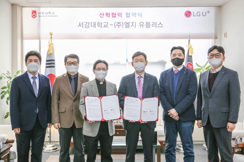 (왼쪽부터)현대원 서강대학교 메타버스전문대학원 원장, 송태경 교학부총장, 심종혁 총장, 황현식 LG유플러스 대표, 이상엽 CTO, 김민구 서비스인큐베이션Lab장/사진 제공 = LG유플러스