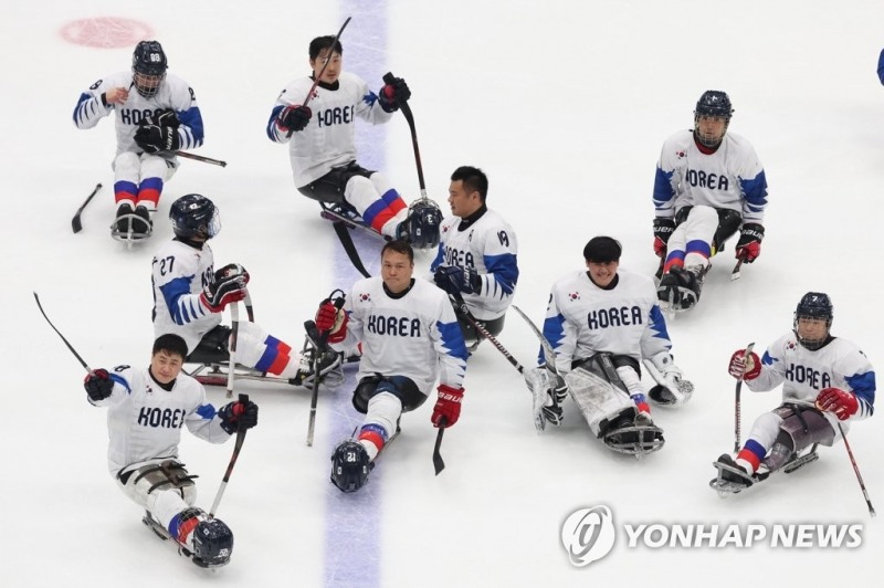 (베이징=연합뉴스) 11일 오후 중국 베이징 국립실내체육관에서 열린 2022 베이징 동계패럴림픽 장애인아이스하키 준결승전 한국 대 캐나다 경기.0-11로 완패한 대한민국 선수들이 아쉬운 표정으로 경기장을 나가고 있다.