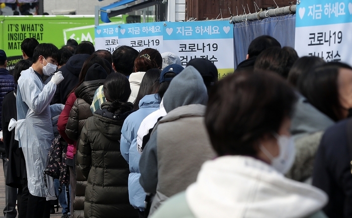 지난 11일 오전 서울 강남구 강남베드로병원 선별진료소에서 시민들이 검사를 받기 위해 대기하고 있다. 이날 중앙재난안전대책본부는 오는 14일부터 한 달간 한시적으로 응급용 PCR 검사와 전문가용 RAT 양성 결과를 PCR 검사 양성 확진과 동일하게 관리한다고 밝혔다.