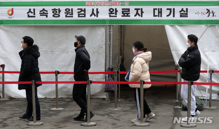 코로나19 신규 확진자가 38만3665명으로 집계된 12일 오전 서울 중구 서울역광장 임시선별검사소에서 시민들이 검사를 받기 위해 대기하고 있다.