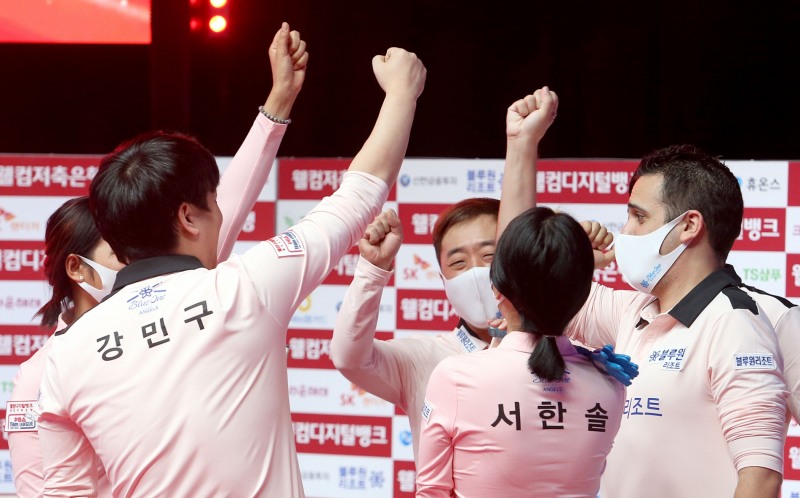 크라운에 2연승, 파이널까지 1승만 남긴 블루원 팀원들이 승리를 축하하고 있다.(사진=PBA 제공)