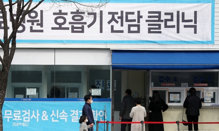 11일 오전 서울 강남구 강남베드로병원 선별진료소에서 시민들이 검사를 받기 위해 대기하고 있다. 이날 중앙재난안전대책본부는 오는 14일부터 한 달간 한시적으로 응급용 PCR 검사와 전문가용 RAT 양성 결과를 PCR 검사 양성 확진과 동일하게 관리한다고 밝혔다.