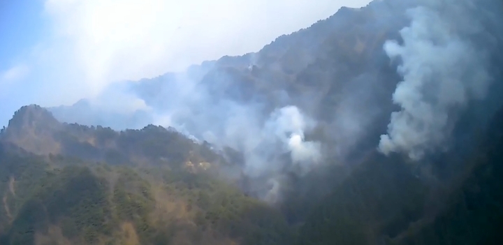 지난 12일 오후 경북 울진 산불 마지막 진화 구역인 응봉산에 연기가 가득하다.(사진=산림청 중앙산불방지대책본부 제공)