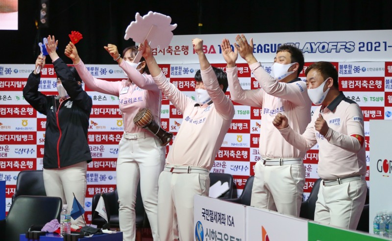 크라운과의 플레이오프 3연전을 모두 이기고 결승에 오른 블루원의 환호(사진=PBA제공)