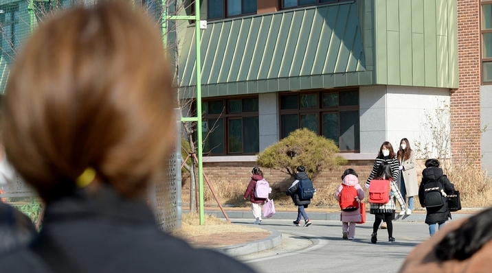 새학기 전면 등교 첫날인 지난 2일 오전 광주 광산구 도산동 송정서초등학교에서 학생들이 등교하고 있다.