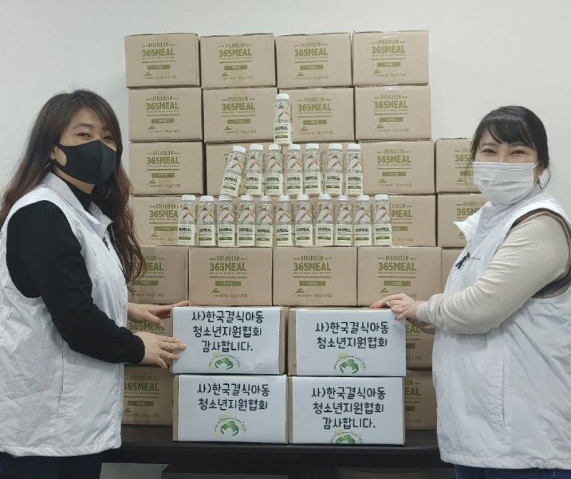 한국결식아동청소년지원협회 유용미 이사(왼쪽), 김효겸 이사