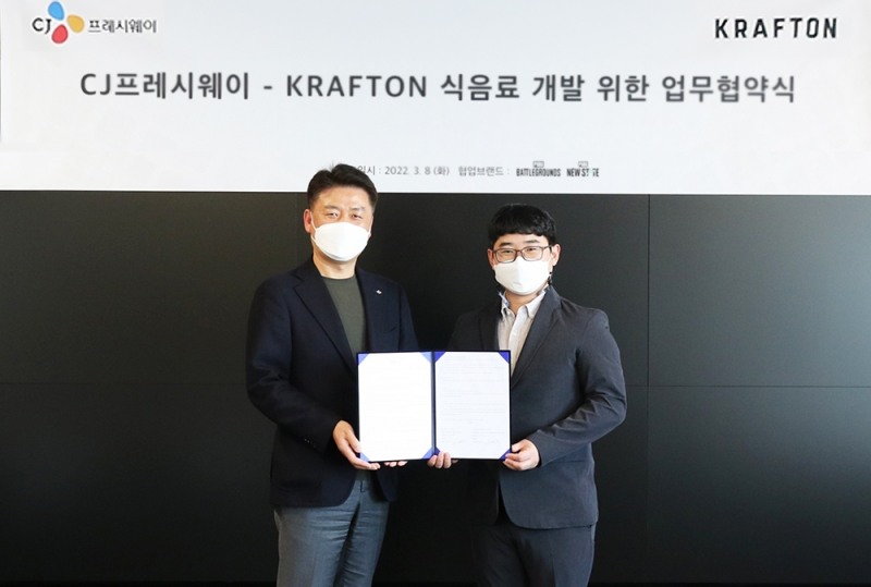 CJ프레시웨이 강연중 전략사업본부장(왼쪽)과 크래프톤 이강석 아시아 사업실장(오른쪽)이 식음료 개발을 위한 업무협약 체결 후 기념촬영을 하고 있다./사진 제공 = CJ프레시웨이