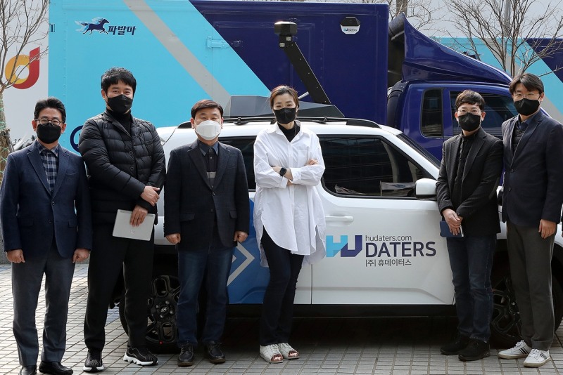 (왼쪽부터) ㈜한진 주성균 경영기획실장 전무, 유오케이 강석학 대표이사, ㈜한진 노삼석 대표이사 사장, ㈜한진 조현민 마케팅 및 미래성장전략 총괄 사장, ㈜한진 김현우 마케팅실장 상무 겸 ㈜휴데이터스 대표이사, ㈜휴데이터스 이인현 CTO 상무