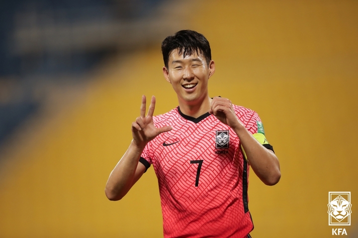 17일(현지시간) 카타르 도하 타니 빈 자심 스타디움에서 열린 2022 FIFA 카타르 월드컵 아시아 최종예선 한국 대 이라크 경기에서 손흥민이 골 세리머니를 하고 있다. (사진=대한축구협회 제공)
