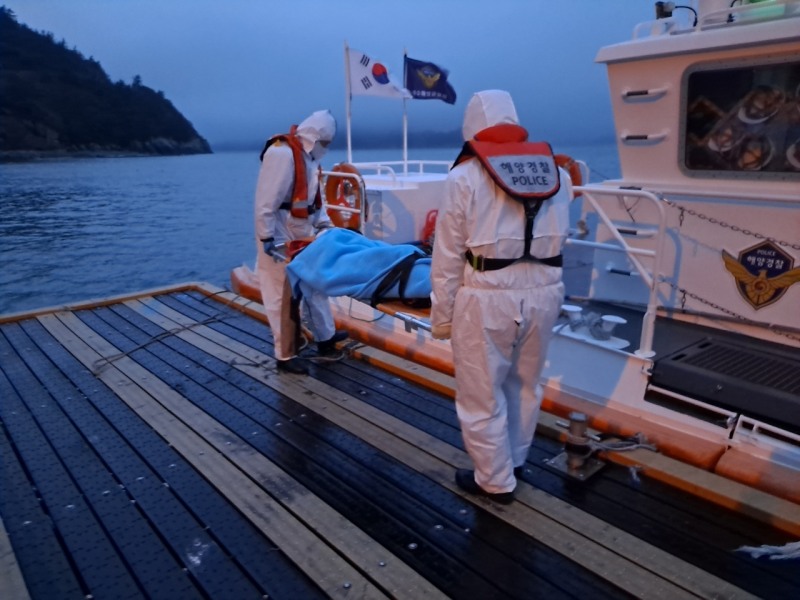 섬지역 응급환자를 구조정이 긴급이송하고 있다. (사진제공 = 여수해양경찰서)