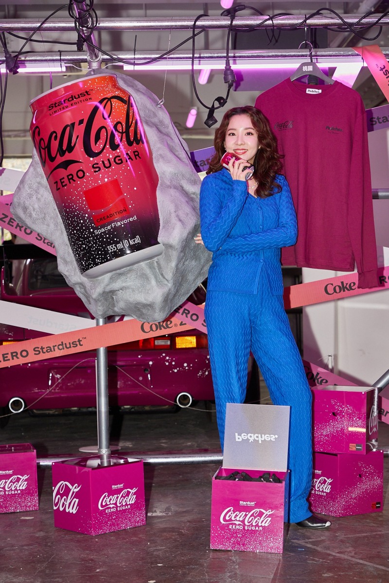 오픈을 기념해 체험존을 방문한 가수 산다라박이 ‘코카-콜라 제로 스타더스트’를 들어 선보이고 있다.