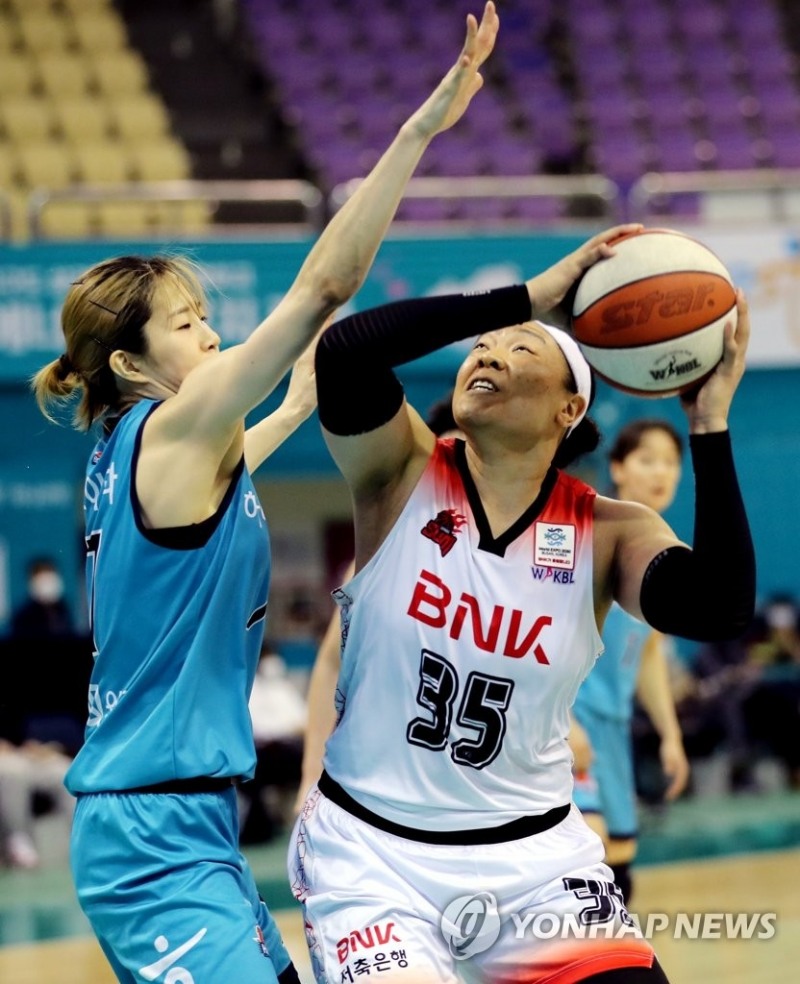(부천=연합뉴스)14일 부천실내체육관에서 열린 여자프로농구 하나원큐와 BNK 썸의 경기. 4쿼터 BNK 김한별(오른쪽)이 하나원큐 고아라를 상대로 공격을 시도하고 있다.