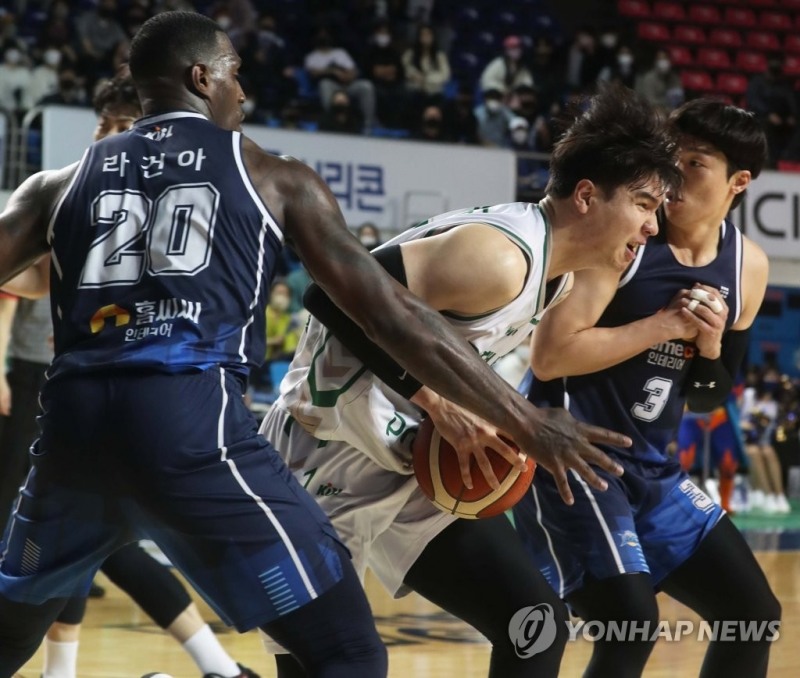 (전주=연합뉴스) 14일 전주실내체육관에서 열린 프로농구. DB 김종규가 KCC 라건아 등을 돌파하고 있다.