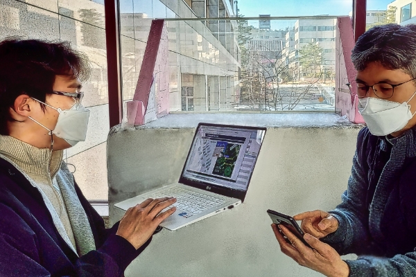 LG유플러스는 6G 이동통신의 핵심 안테나 기술인 ‘재구성가능한 지능형 표면(RIS, Reconfigurable Intelligent Surface)’ 기술 검증을 진행한다고 15일 밝혔다. 사진은 LG유플러스 직원들이 RIS가 장착된 유리창 앞에서 통신품질을 점검하고 있는 모습.