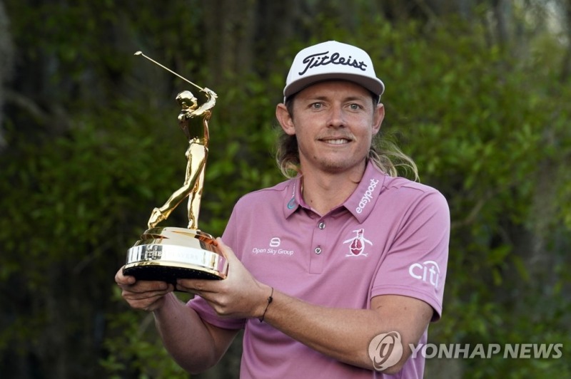 (폰테베드라비치 AP=연합뉴스) 14일(현지시간) 미국 플로리다주 폰테베드라비치의 TPC 소그래스 스타디움 코스에서 열린 미국프로골프(PGA)투어 플레이어스 챔피언십에서 우승한 캐머런 스미스(호주)가 우승 트로피를 들고 포즈를 취하고 있다. 그는 이날 경기에서 버디 10개, 보기 4개로 6언더파 66타를 쳐 합계 13언더파 275타를 기록하며 2위 아니르반 라히리(인도)를 1타 차로 제치고 우승했다. 한편, 한국의 임성재와 이경훈은 공동 55위로 대회를 마무리했다.