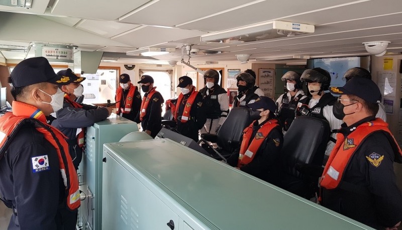 불법조업 외국어선 검문검색 전 사전회의를 실시하고 있는 모습 (사진제공 = 목포해양경찰서)