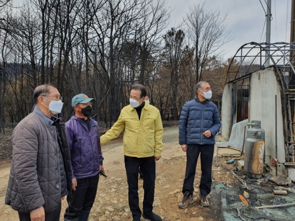 이성희 농협중앙회장(왼쪽 세 번째)은 산불피해를 입은 농가를 방문해 농업인을 위로하고 신속한 생활안정을 위한 지원책 마련을 약속했다.