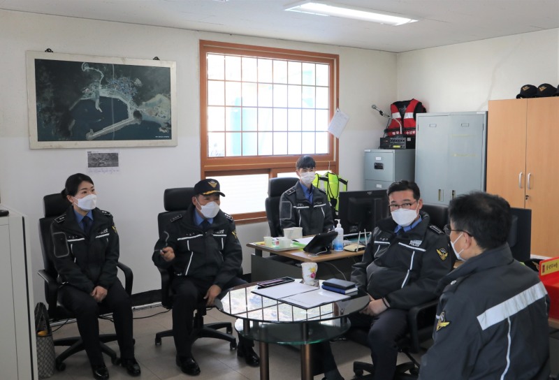 목포해양경찰서장이 가거도출장소를 방문하여 업무보고를 받고 있다. (사진제공 = 목포해양경찰서)