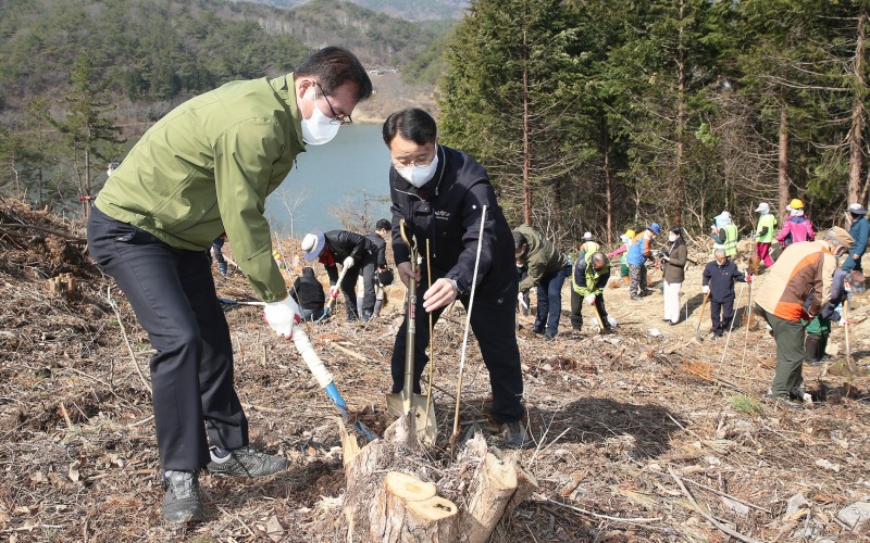 이상익 군수와 양봉협회 관계자들이 지난 16일 보여리 동정저수지에서 나무를 식재하는 모습 (사진제공 = 함평군)