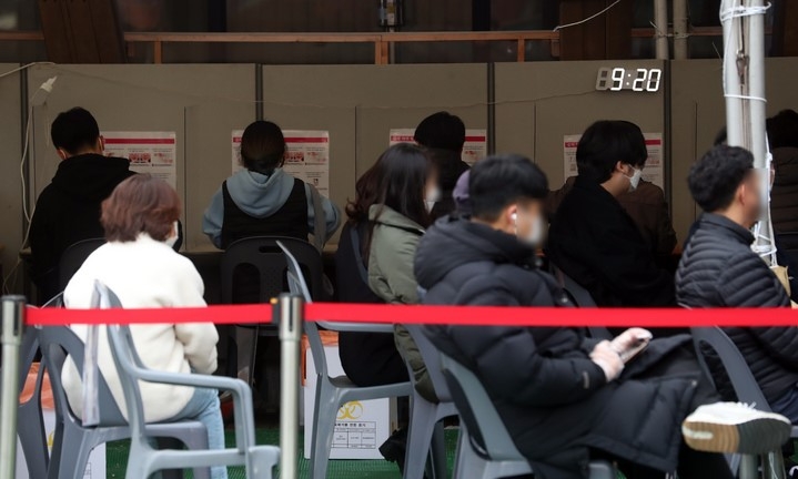 0시 기준 코로나19 신규 확진자가 40만 741명으로 기록된 16일 송파구보건소 선별진료소에서 시민들이 자가진단 키트로 신속항원검사를 하고 있다.