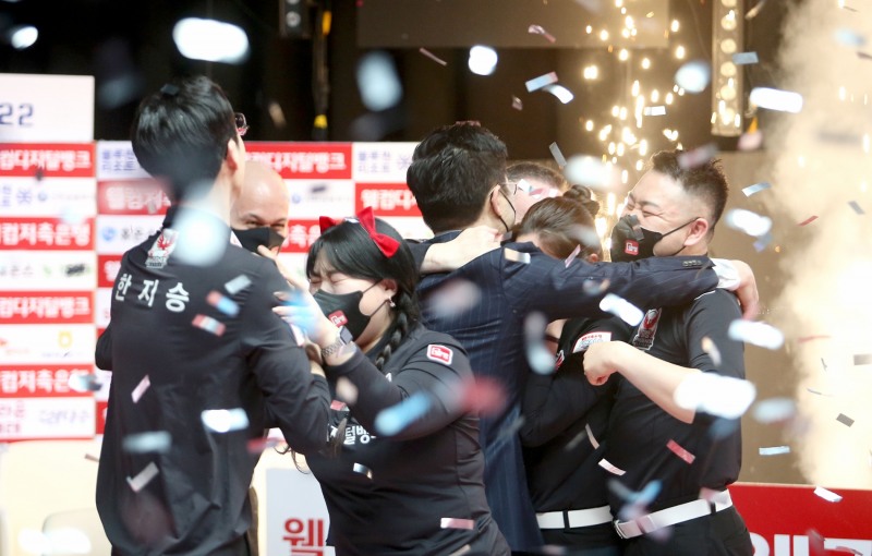 우승이다. 서로 부등켜 안고 기쁨을 만끽하는 웰뱅 선수들(사진=PBA제공)