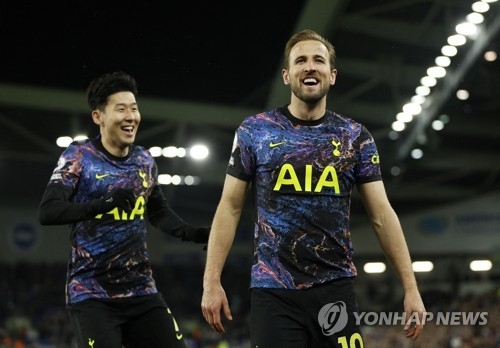 손흥민이 케인의 득점에 기뻐하고 있다.