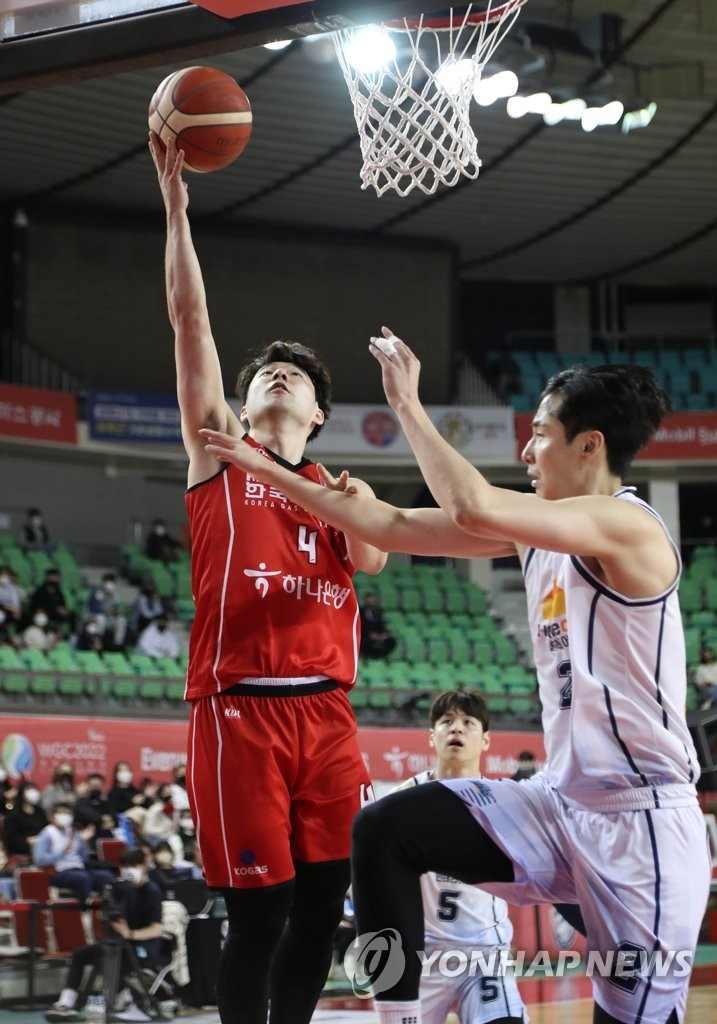(대구=연합뉴스) 16일 오후 대구체육관에서 열린 '2021-2022 KGC 인삼공사 정관장 프로농구' 대구 한국가스공사 페가수스와 전주 KCC 이지스의 경기에서 한국가스공사 김낙현이 슛을 시도하고 있다.