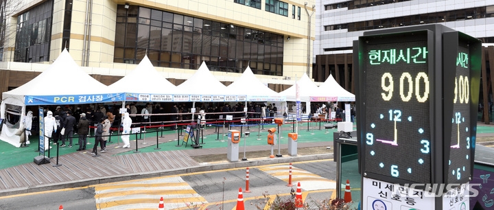 0시 기준 코로나19 신규 확진자가 62만1328명 발생한 17일 오전 서울 송파구보건소 선별진료소에서 시민들이 코로나19 검사를 받기 위해 줄지어 서 있다.