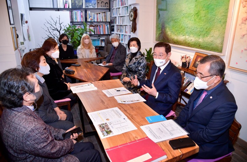 광주광역시는 동명동 한울이 미용실에서 ‘2022년 뷰티우수업소 현판식’을 개최했다. (사진제공 = 광주광역시)