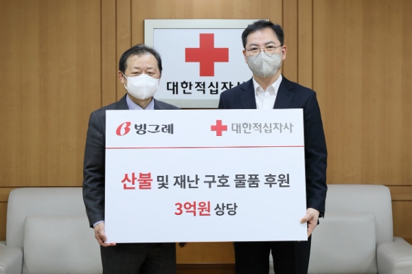 17일(목) 오후 3시 서울 중구 대한적십자사 서울사무소에서 열린 기부물품 전달식에서 신희영 대한적십자사 회장(사진 왼쪽)과 김기현 빙그레 상무 (사진 오른쪽)이 기념촬영을 하고 있다.