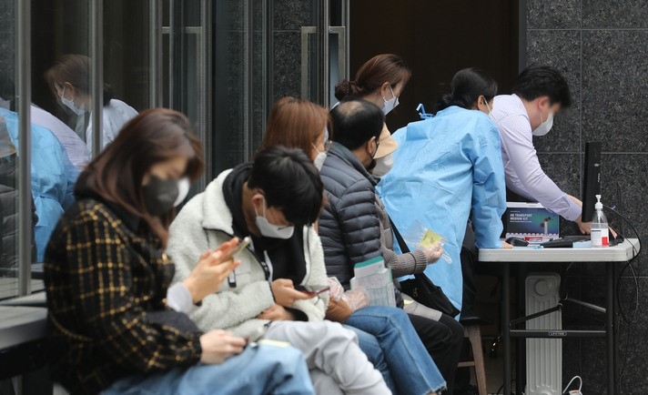 코로나19 신규 확진자가 62만1328명으로 집계된 17일 오후 서울 시내 한 개인병원에 시민들이 신속항원검사를 위해 대기하고 있다.