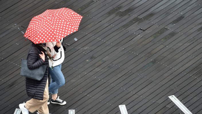 봄비가 내리는 17일 오전 대구 중구 동성로에서 우산을 쓴 시민들이 길을 걷고 있다.