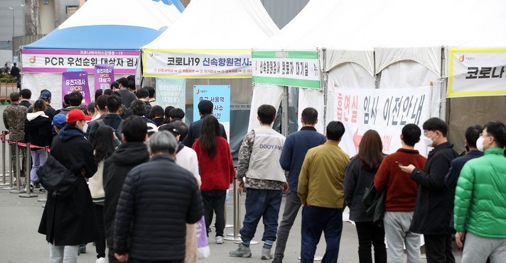0시 기준 코로나19 신규 확진자가 62만1328명으로 집계된 지난 17일 서울역 광장에 마련된 중구 임시선별검사소에서 시민들이 검사를 받기 위해 기다리고 있다.