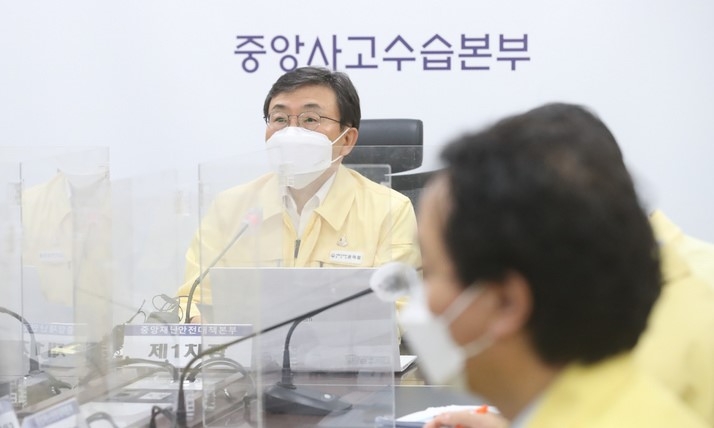 권덕철 중앙재난안전대책본부 1차장(보건복지부 장관)이 18일 오전 정부세종청사에서 열린 코로나19 대응 중대본 회의에서 모두발언을 하고 있다. 권 장관은 오는 21일부터 사적 모임 인원 6인에서 8인으로 확대한다는 거리두기 완화 방침을 발표했다.