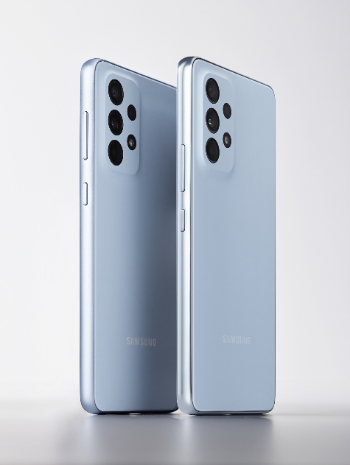 삼성 갤럭시 A33 5G와 갤럭시 A53 5G 모습.