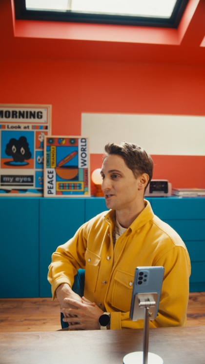 '삼성 갤럭시 A 이벤트 2022'에서 MX사업부 리브 하드(Reeve Harde) 프로가 최신 '갤럭시 A' 시리즈를 소개하는 모습. 이번 행사는 MZ세대의 동영상 시청 문화를 반영해 갤럭시 신제품 행사 최초로 '세로 모드'로 생중계됐다.