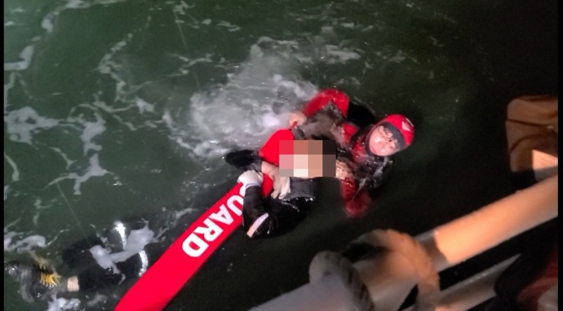 여수해경이 익수자를 구조하는 모습 (사진제공 = 여수해양경찰서)