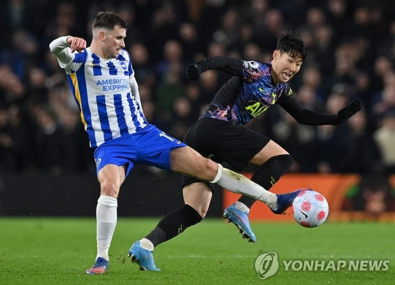 손흥민(오른쪽)이 브라이튼 선수와 공를 다투고 있다.