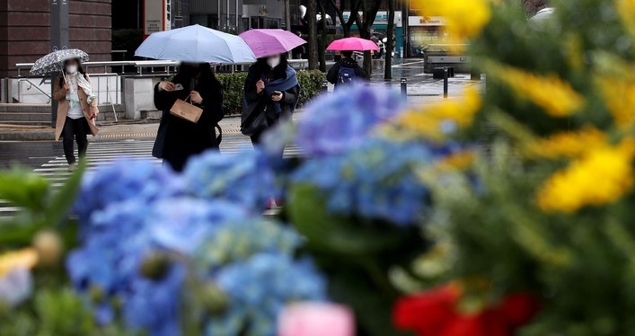 절기상 춘분을 이틀 앞두고 봄비가 내리는 지난 19일 서울 중구 서울광장 인근에서 시민들이 우산을 쓰고 발걸음을 옮기고 있다.