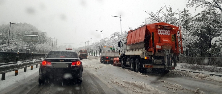 춘분을 이틀 앞둔 지난 19일 오전 강원 속초시에 눈이 내리면서 제설 작업이 진행되고 있다. (사진=속초시청 제공)