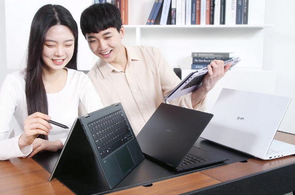 LG전자가 LG 그램 노트북 가운데 처음으로 고성능 외장 그래픽카드와 인텔 12세대 프로세서를 탑재한 신제품을 출시한다. LG 그램 신제품은 16:10 화면비의 고해상도 IPS 디스플레이에 빛 반사를 방지하는 안티글레어를 적용했다. 모델이 LG 그램 신제품을 시연하고 있다.