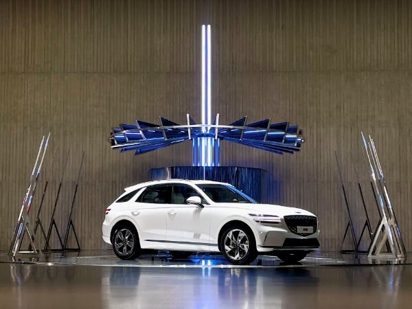 제네시스는 다음달 17일(일)까지 뉴미디어 아티스트 그룹 IVAAIU CITY 와의 콜라보레이션을 통해 GV70 전동화 모델을 ▲제네시스 수지 ▲제네시스 스튜디오 하남 ▲제네시스 스튜디오 안성 등 주요 거점에 특별 전시한다고 20일(일) 밝혔다. 사진은 수지에 전시된 GV70 전동화 모델의 모습./ 사진 = 현대자동차 제네시스