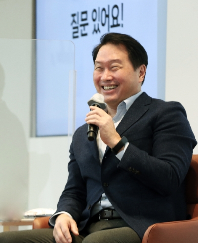 창립 60주년을 맞은 SK이노베이션 울산 콤플렉스를 찾아 구성원들과 격의없는 소통 시간을 가지고 있는 최태원 회장.최태원 SK그룹 회장이 18일 SK이노베이션 울산CLX 수펙스홀에서 구성원들과 행복 토크를 하고 있다.